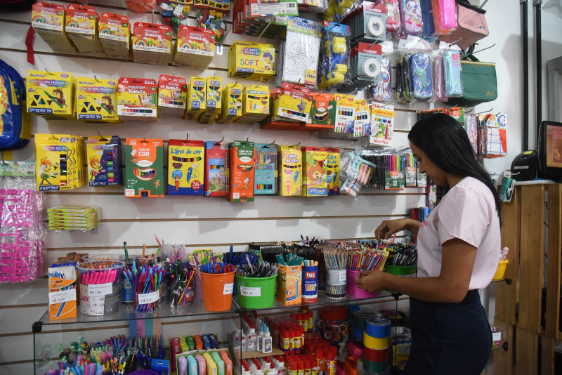 Pais buscam por melhores preços na compra de material escolar dos filhos  - (Assis Fernandes/ODIA)