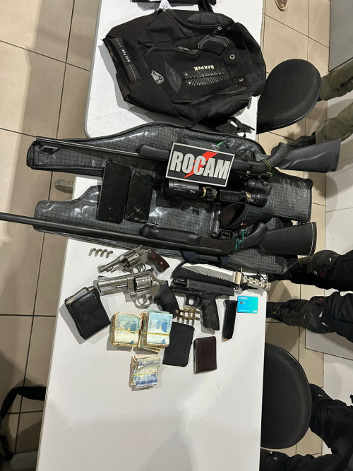 Armas de fogo apreendidas na residência - (Divulgação/Polícia Militar)