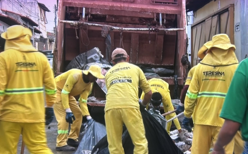 Prefeitura retira lixo acumulado de casa em Teresina e oferece apoio psicológico e emprego ao morador