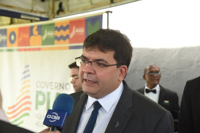 Governador Rafael Fonteles durante entrevista nesta manhã - (Assis Fernandes/ O DIA)