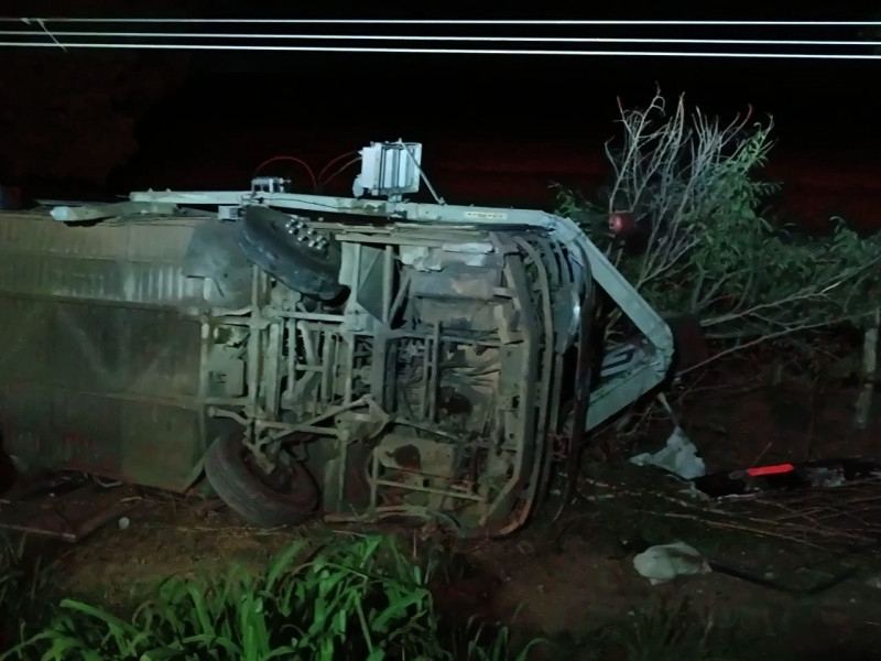 Ônibus clandestino com 28 passageiros tomba na BR-135 após motorista dormir ao volante