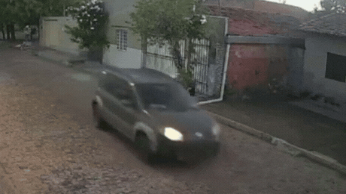 VÍDEO: jovem escapa de tentativa de sequestro ao pular de carro em movimento em Campo Maior