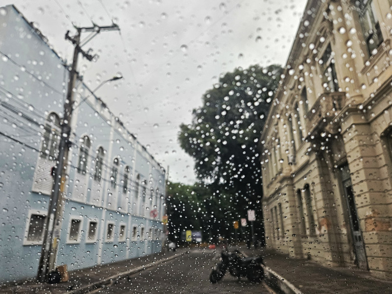 Chuva no litoral causa alagamentos em Parnaíba; em Picos, volume de chuva deve diminuir