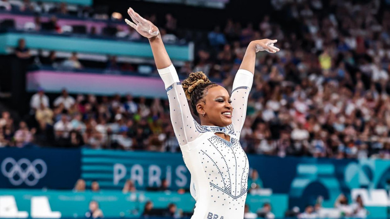 Rebeca Andrade fica fora do pódio na trave, mas buscará nova medalha na final do solo