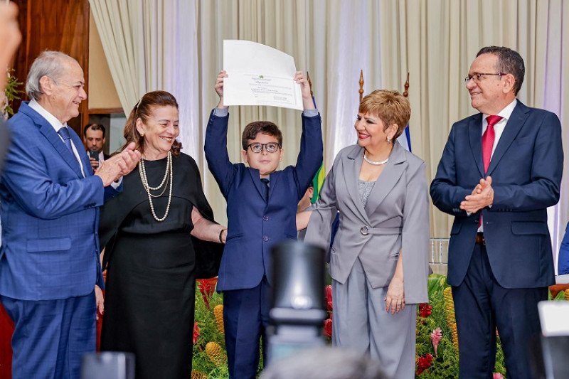 Legenda: #Diplomação - Um click do prefeito eleito e diplomado de Teresina Silvio Mendes em solenidade de Diplomação na noite de 17/12. Sílvio Mendes recebeu o Diploma das mãos da juíza Junia Maria Feitosa, da 1ª Zona Eleitoral de Teresina, e do Presidente do Tribunal Regional Eleitoral, Desembargador Sebastião Martins. Chics!!! - (GABRIEL PAULINO​)