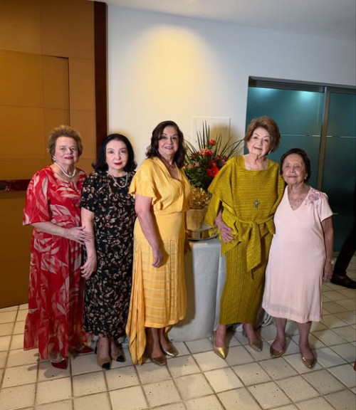 Parabéns para a querida Conceição Maria Freitas Tapety (99 anos)!!! Comemorou a data com elegância e lucidez que sempre a acompanharam ao longo da vida: destaque nos círculos sociais de Oeiras e Teresina. Atravessam gerações com graça, força e sabedoria. Matriarca de uma família tradicional, ela representa a solidez dos bons valores, a delicadeza dos bons modos e a nobreza de espírito. Um click de Maria Lúcia Silveira, Maria Amélia Tajra, Eliane Nogueira, Teresinha Melo Freitas com a aniversariante Conceição Tapety. Chics!!! - (Arquivo Pessoal)