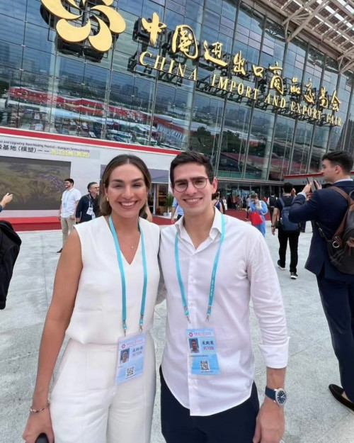 #China - Um click de Isabel Araújo Fonteles e Danilo Eulálio Araújo visitando a Feira do Cantão na China. Chics!!! - (Arquivo Pessoal)