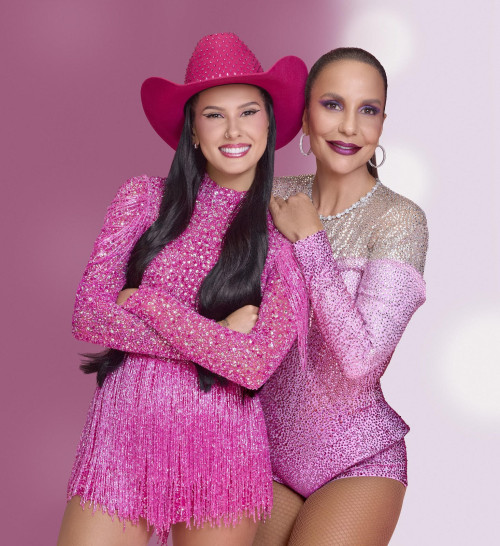   #Avon - As cantoras Ivete Sangalo e Ana Castela se juntam à Avon em parceria inédita para relançar hit “Festa” Como embaixadoras da marca, as cantoras apresentam feat exclusivo como parte da promoção “Festa do Batom”, que oferece ao público a chance de ganhar mais de um mil prêmios, incluindo uma casa própria        Crédito: Rafael Magalhães      Ivete Sangalo e Ana Castela, duas das maiores estrelas da música brasileira e embaixadoras da Avon, se uniram em uma parceria inédita que promete animar o público neste início de ano. Juntas, as cantoras apresentam uma versão exclusiva do hit “Festa”, um dos grandes sucessos da artista baiana, como parte da nova campanha de maquiagem da marca.     O novo single “Festa do Batom” celebra a promoção exclusiva da Avon, onde os consumidores poderão concorrer a mais de um mil prêmios, incluindo uma casa própria, ao encontrar um dos batons premiados. A música repaginada combina a energia do axé baiano de Ivete com o toque de sertanejo de Ana Castela, tornando o som ainda mais marcante e inovador. O clipe inédito será lançado em 28 de janeiro e estará disponível em todas as redes sociais da Avon.  A multiartista Ivete Sangalo é uma das figuras mais queridas do Brasil e acumula uma trajetória repleta de sucessos como "Macetando", "Energia de Gostosa" e "Festa”. Seu carisma e energia contagiante a tornaram um símbolo de alegria e inspiração para muitas mulheres. Sobre a parceria, a cantora comemorou o novo feat com entusiasmo: “A Avon é sinônimo de autoestima e empoderamento, e essa promoção tem a cara do nosso país! Eu e Ana estamos aqui para levar animação ao público e premiar os brasileiros com uma festa que só a Dona Avon sabe fazer.”     Com apenas 21 anos, Ana Castela já é um fenômeno da música sertaneja. A artista conquistou o Grammy Latino na categoria de Melhor Álbum de Música Sertaneja, um dos prêmios mais prestigiados da indústria, e é a única mulher entre os 10 artistas mais ouvidos do Spotify Brasil em 2024. “É uma honra fazer parte dessa campanha tão especial da Avon. Essa é uma parceria que tem tudo a ver comigo. É uma oportunidade incrível trazer algo divertido e ousado, misturando com o Axénejo, que eu adoro explorar. Foi muito divertido experimentar e ousar em outros gêneros musicais, e o resultado dessa parceria com a Ivete ficou incrível! Essa promoção é sobre realizar sonhos, e estou muito animada em começar o ano trazendo alegria aos nossos fãs do jeito que a gente gosta”, conta a Boiadeira empolgada com o projeto.       Promoção Festa do Batom  Para participar, basta comprar qualquer batom das páginas do ciclo 03 na Revista Avon. Encontrou o batom Iluminado, ganhou! São mais de R$1 milhão em prêmios e mil chances de ganhar. Entre os prêmios, maletas de maquiagem Avon recheadas de produtos, 10 prêmios em dinheiro de R$10.000 e até uma casa própria. Quanto mais batons comprar, mais chances de ganhar! Informações do regulamento da promoção podem ser encontradas no site https://festadobatomavon.com.br -. Chics!!! - (Arquivo Pessoal)