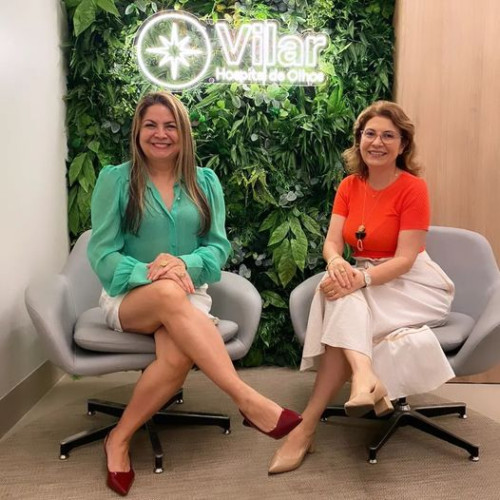 #DiadeVisita🎉 Com a querida amiga @raquel.vilar - by @vilarhospitaldeolhos com conversa animada e entrega do nosso Convite de 27 Anos da LUCIENNE EM REVISTA. Chics!!!🎉😘 - (Lucicêne Sampaio)