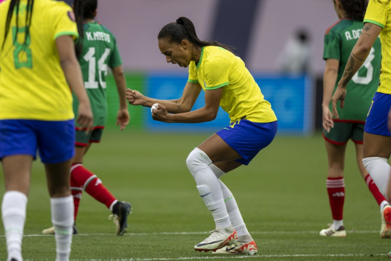 Adriana marca e é decisiva na classificação do Brasil à final da Copa Ouro - (Leandro Lopes / CBF)