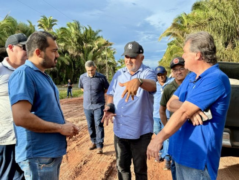 Prefeito Gustavo Medeiros assina ordem de serviço para asfaltamento da estrada no povoado Londrina - (Divulgalção)