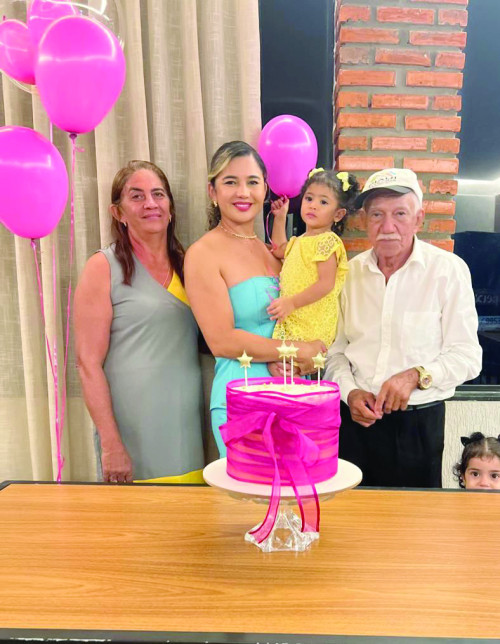 Empresária Celina Nery, celebrou sua nova idade na última sexta-feira ao lado de familiares e amigos. Na foto ladeada pela sua mãe: Socorro, sua filha Celine e seu pai: Cantídio Nery. - (Arquivo Pessoal)