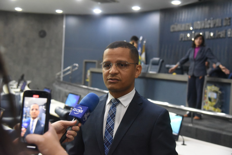 Vereador Ismael Silva durante entrevista - (Assis Fernandes/O DIA)