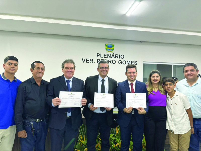 Empresário Bruno Marinho (ao centro)diplomado vereador. Na foto ladeado pelo filho: Victor, pelo seu pai: Cordeiro Marinho,pelo prefeito- Gustavo, pelo vice-Neerias, por Simone (sua esposa), pelo filho: Bruno Filho e pelo amigo Rômulo Rego. - (Divulgação)