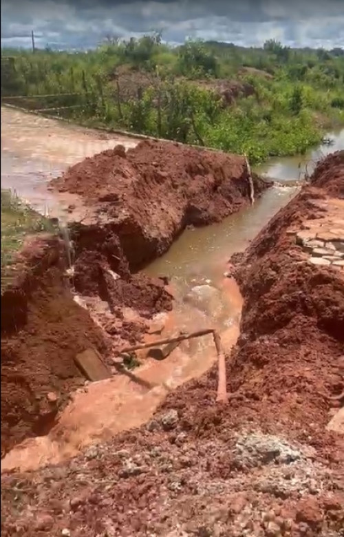 Sangradouro do Açude Pantanal é aberto para evitar rompimento em Pimenteiras - (Reprodução/Whatsapp)