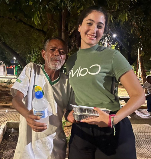 Estudante piauiense desenvolve projeto que leva marmitas para pessoas em situação de rua - ( Arquivo Pessoal / Isabela Moura)