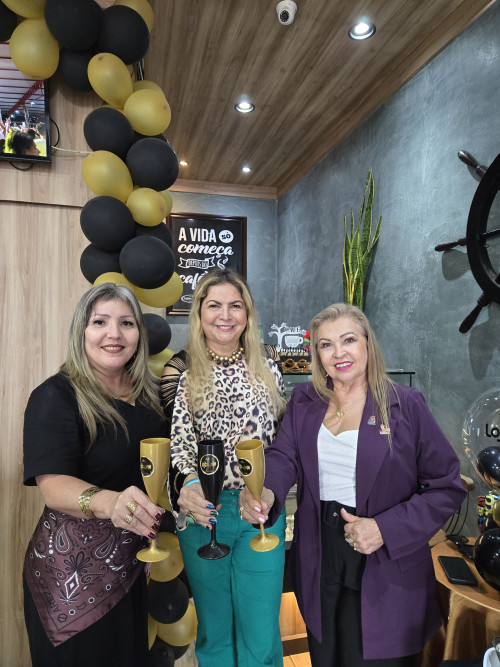  #Aniversário - Parabéns para o Lojão do Peixe Premium - que completa 45 Anos no Mercado de Peixe no Piauí. À frente do empreendimento a empresária e Rainha dos Pescados - by Marinalda Oliveira, que organizou com a sua equipe uma belíssima mesa bem decorada na sexta-feira (31/1) com bolo, docinhos, salgados, vinho, café, suco, espumante para os clientes e amigos que estiveram comprando ou visitando a loja. Um click com as queridas Clemilda Bandeira e Marinalda Oliveira. Chics!!! - (Luciêne Sampaio)