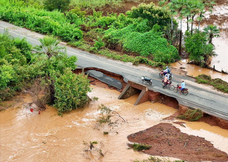 Parte da PI-245 desmorona devido às chuvas e Prefeitura de Itainópolis decreta estado de emergência - (Reprodução/Cidadesnanet)