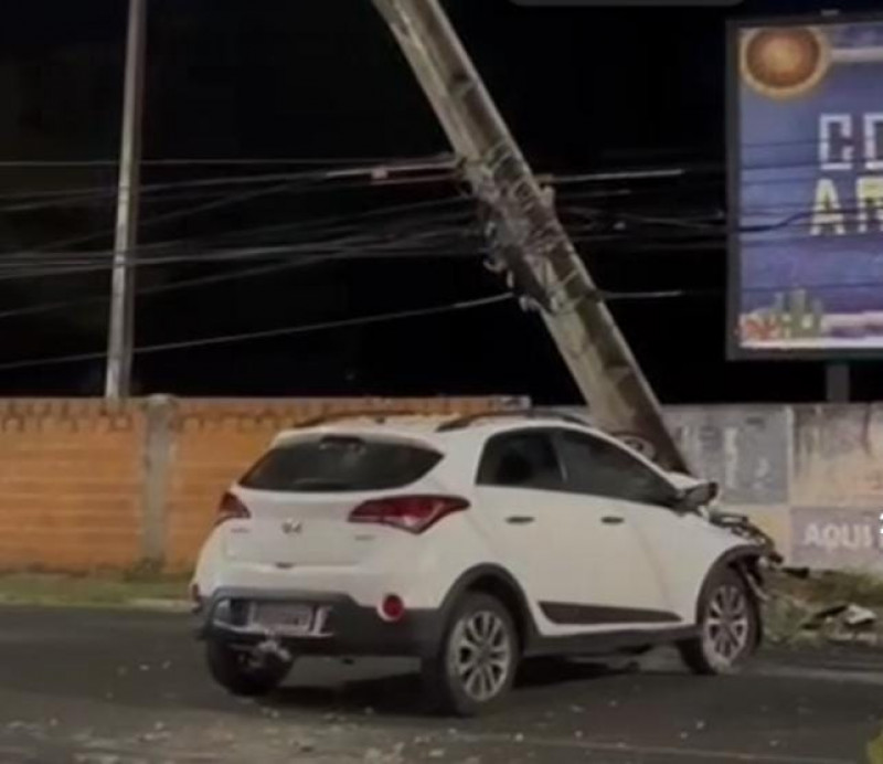 Motorista perde o controle de carro e colide com poste no bairro Monte Castelo