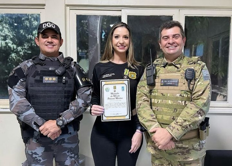 #Medalha - Um click da delegada Eliane Morgado foi agraciada com a Medalha do Mérito Policial. Ela recebeu a comenda das mãos do comandante da Polícia Militar do Piauí Coronel Scheiwann Lopes. Um click do chefe do Departamento Geral de Operações da PM/PI, coronel Jacks Galvão. Chics!!! - (Divulgação)