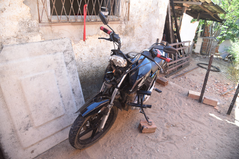 Motocicleta do coveiro foi guardada por moradores após o acidente fatal - (Assis Fernandes/O DIA)