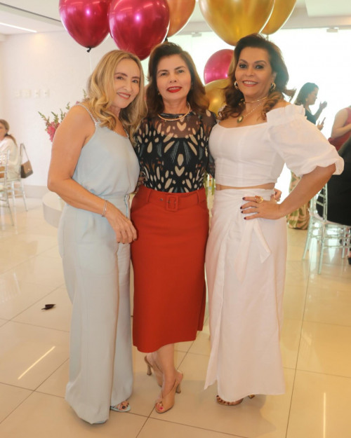 #Amigas - Parabéns para a querida  Losanne Paulo (3/12)!!! Na foto com as amigas Neide Moura e Mércia Leão em comemoração animada. Chics!!! - (Luciêne Sampaio)