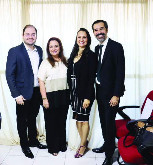 Registro do medico, Dr. José Noronha - coordenador médico das UTI's do Grupo Med Imagem., Patrícia Veiga de Carvalho Melo - Presidente da AMIB,Jucimara Vieira - gerente regional Norte Nordeste da Epimed Solutions, Marcelo Burlamarque - diretor médico do Grupo Med Imag na solenidade de entrega dos Certificados de Gestão de Indicadores de Qualidade e Desempenho para as UTIS dos Hospitais: Santa Maria e Protomed Adulto. - (Arquivo Pessoal)