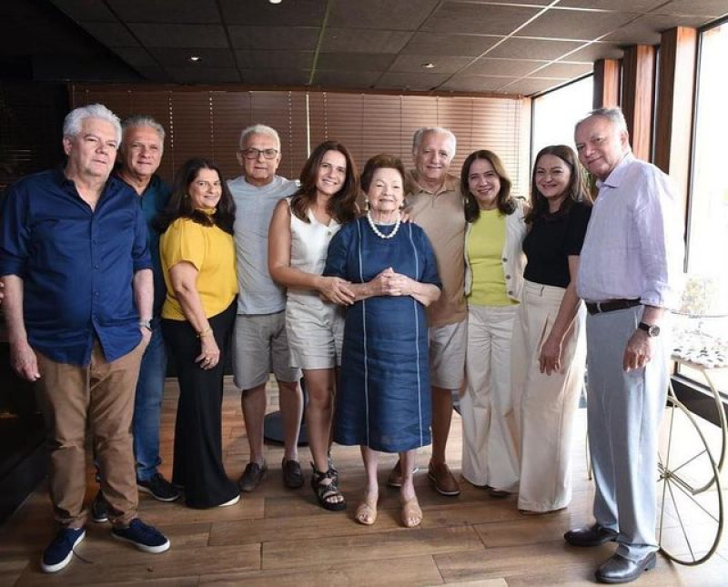 #Family - Parabéns para a matriarca da família Sampaio, Dona Angelita Sampaio (8/10)!!! Que comemorou os seus 92 Anos e ganhou o carinho especial em família: com os seus filhos Benício, Acrísio, Marília, Eduardo, Aluísio, Ricardo, Eleonora, Silvia, Liliana e Patrícia. Chics!!! - (Arquivo Pessoal)