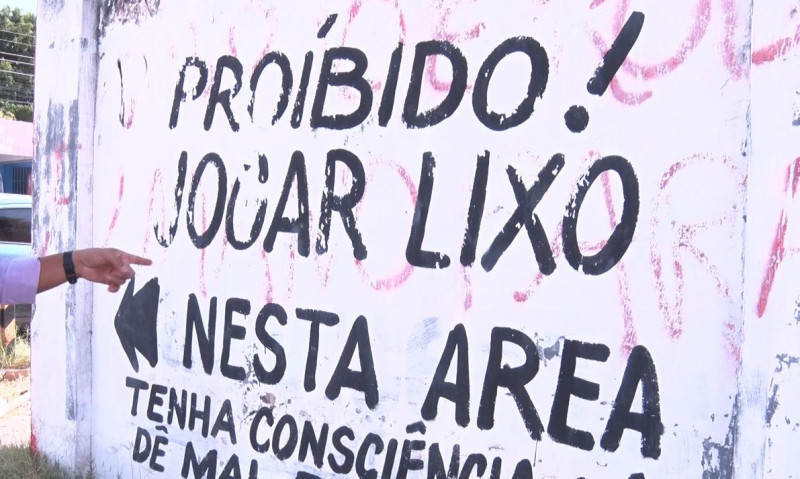 Lixo acumulado em calçada causa transtorno a moradores na Vermelha - (O Dia TV)