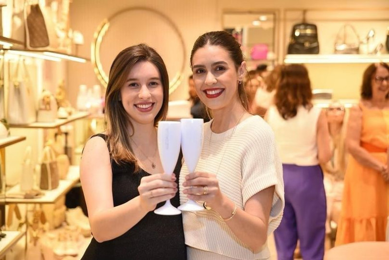 3Irmãs - Parabéns para empresária Lívia Claudino!!! Um click de Lívia com a sua irmã e sócia, a empresária Danielle Claudino. Chics!!! - (Arquivo Pessoal)