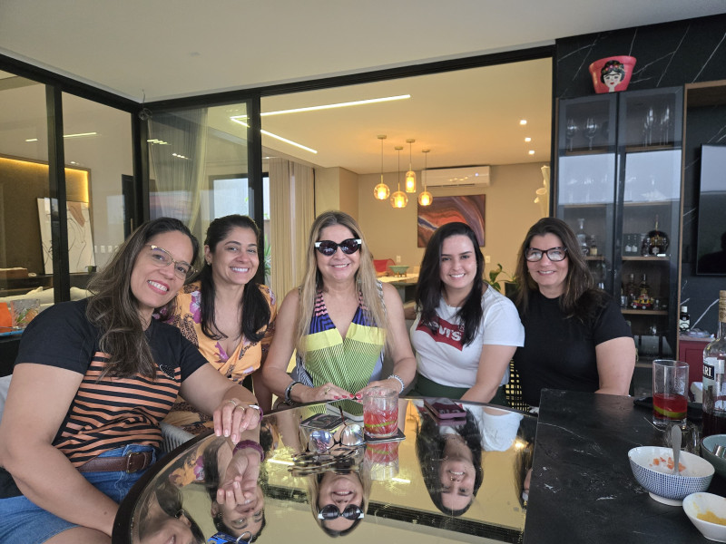 #Sabadouuuuu - Um click das Amigas das Antigas reunidas em grande estilo na residência de Adriana Pacheco & do Delegado Marcelo Dias, em dia de churrasco no dia 2/11, em uma tarde animada. Chics!!! - (Luciêne Sampaio)