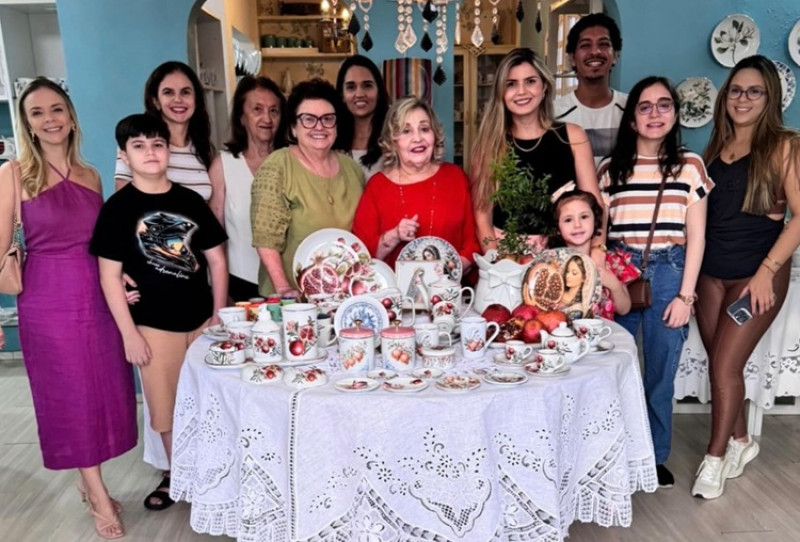 #Coleção - Click da querida Eldina Soares, apresentou a Coleção “Romãs de Maria”, que nasceu do encantamento pela beleza e pelo profundo simbolismo deste fruto tão presente na tradição cristã. Ao longo dos séculos, a romã foi associada à Virgem Maria como sinal de abundância, fecundidade espiritual, unidade e esperança. Chics!!! - (Arquivo Pessoal)