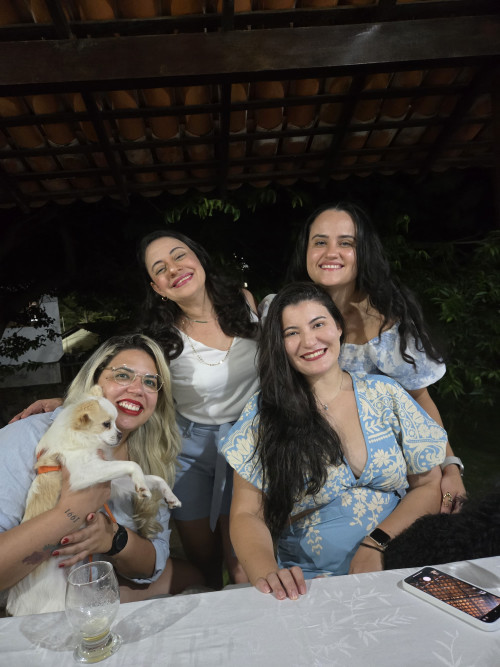 #Réveillon - Um click das queridas Karise Maranhão com amigas e o pet comemorando a virada do ano na Praia do Coqueiro. Chics!!!  - (Arquivo Pessoal)