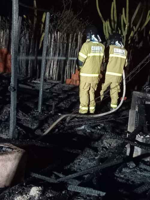 Incêndio de grandes proporções atinge barracas de pousada em Barra Grande - (Divulgação/Bombeiros)