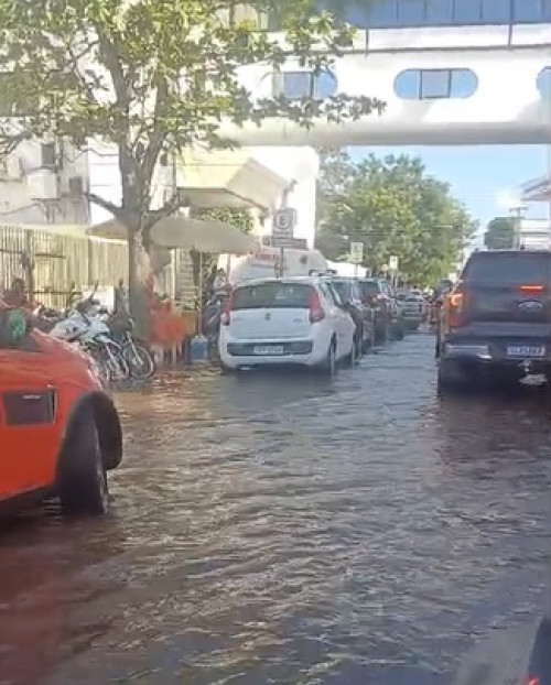 VÍDEO: vazamento em adutora alaga ruas e deixa região do Centro de Teresina sem água