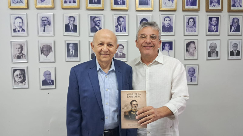 #Livro 📖 Click dos queridos Moisés Reis - Moises Reis Filho e Nelson Nery Costa na Academia Piauiense de Letras, no lançamento da Obra de Moisés Reis - Visconde da Parnaiba: o herói da Independência do Piauí. Chics!!! - (Arquivo Pessoal)