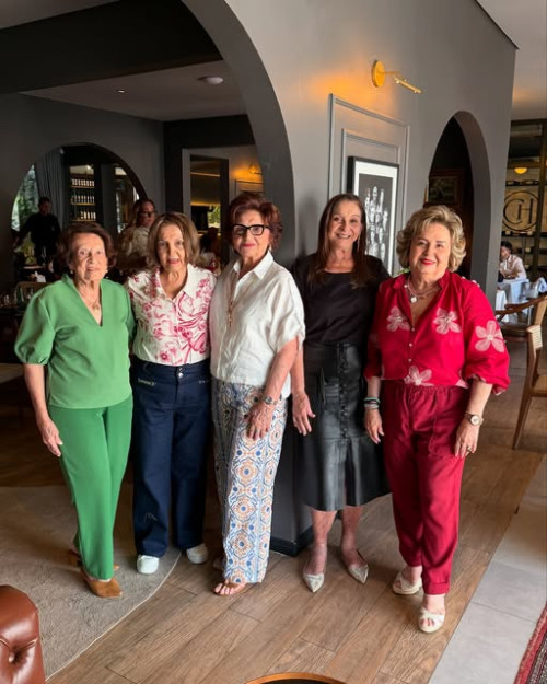 #Migas - Um click da querida Lina Josefina Lages anfitriã da reunião do Clube do Chá com as amigas Miriam Furtado, Ausair Chaib, Teresa Maria Alencar Rebelo e Vera Lobão. Chics!!! - (Arquivo Pessoal)