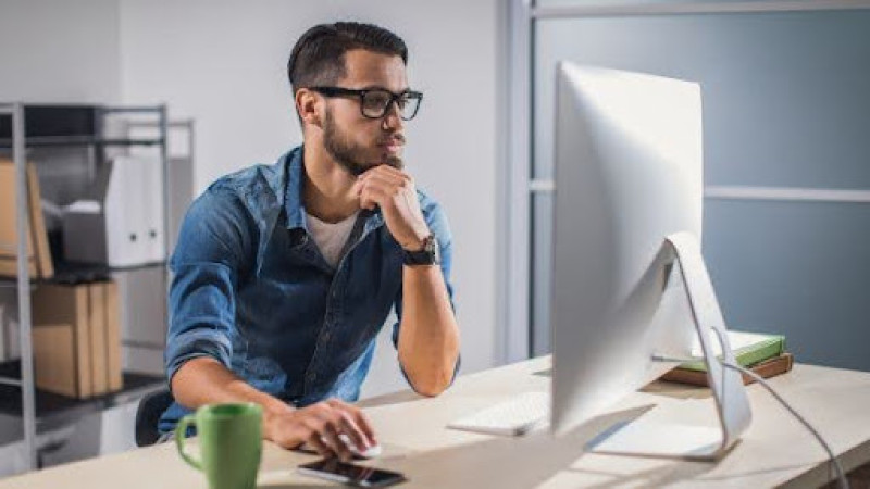 Homem usando o computador - (Canva)