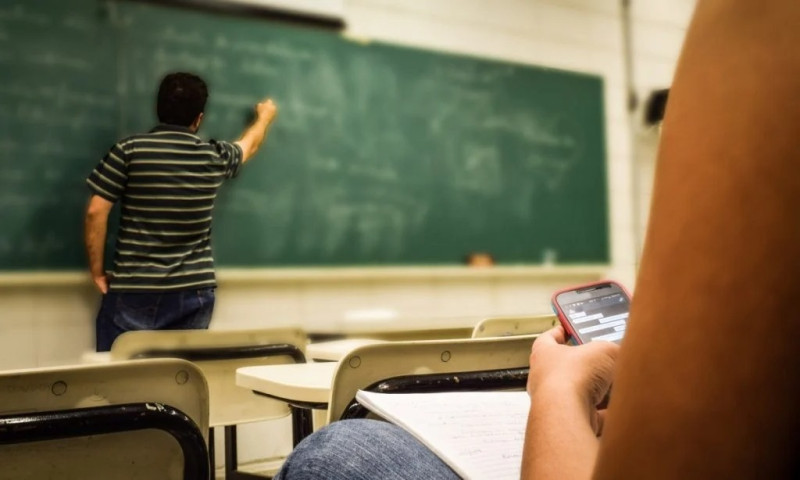 Usar celular em sala de aula pode resultar em penalidades