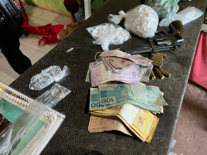 Foram apreendidos celulares, drogas e dinheiro - (Divulgação/Polícia Civil)