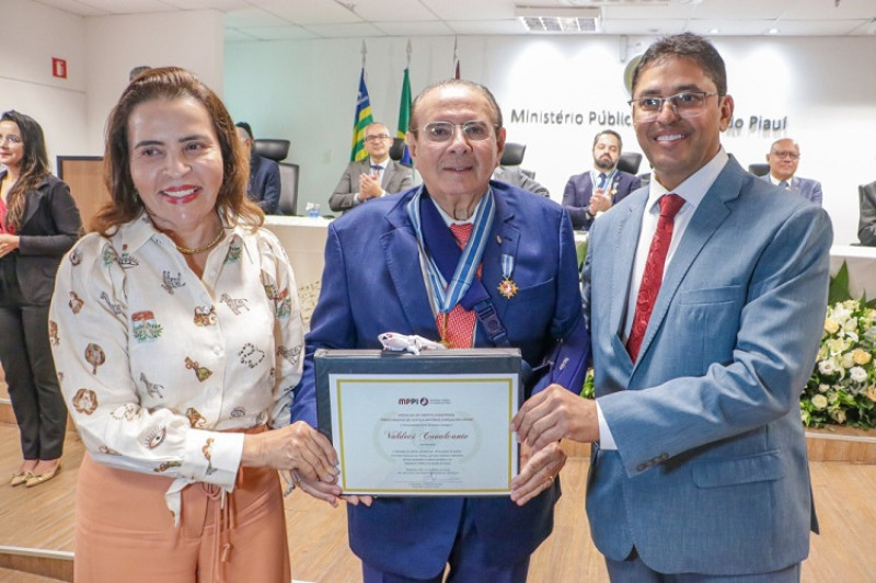 O presidente da Fecomércio Sesc Senac no Piauí Valdeci Cavalcante foi homenageado com a Medalha do Mérito do Ministério Público