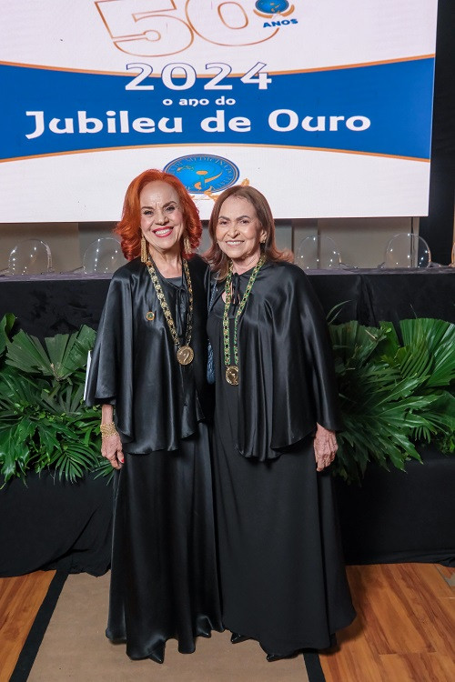 Um click da psiquiatra Teresinha Fortes e Maria das Graças Martins na Festa de 50 Anos da Academia de Medicina