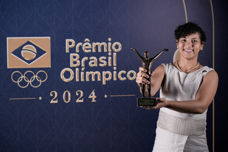 Sarah Menezes recebe prêmio de melhor treinadora individual pelo COB