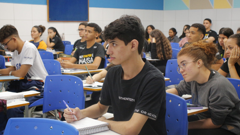 Além dos assuntos e temas, os docentes também dão apoio emocional aos estudantes - (Divulgação/CEV)