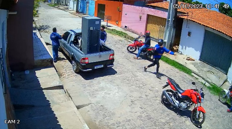 Vídeo mostra assaltantes fazendo arrastão no bairro Alto da Ressurreição - (Reprodução / Redes Sociais)