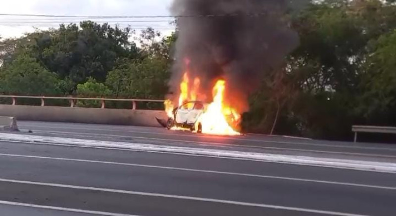 Casal e criança ficam feridos após carro colidir com mureta e pegar fogo na ponte JK