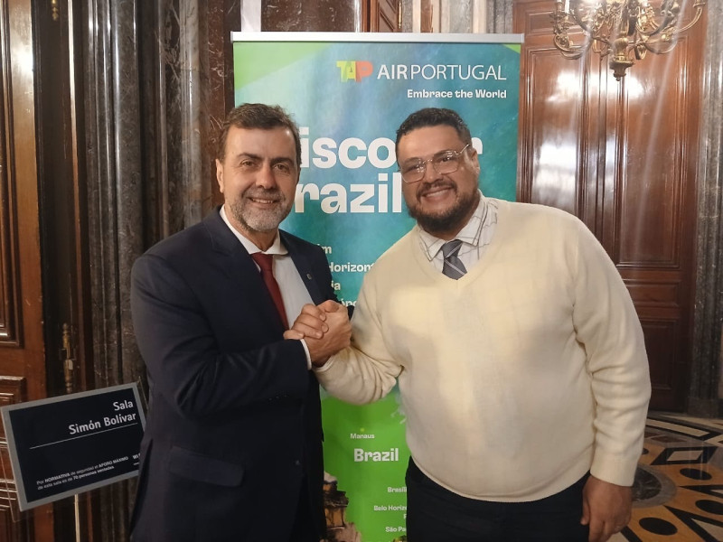 #Rota das Emoções - Um click do empresário Raphael Gaspar, da Natur Turismo, com o presidente da Embratur, Marcelo Freixo. A Rota das Emoções apresentada na Feira Internacional de Turismo – Fitur, em Madri Sebrae articulou a participação da empresa piauiense Natur Turismo no evento A Fitur, que acontece em Madri, na Espanha, movimenta o cenário turístico global. A feira, que segue até domingo (26), conta com quase 900 expositores, de mais de 150 países. O Piauí marca presença no evento, por meio da empresa Natur Turismo, representando o trade da Rota das Emoções no Estado. O empresário Raphael, da Natur Turismo, apresentando a Rota das Emoções no encontro da TAP Linhas Aéreas, ação articulada pela Embratur Na feira – cuja expectativa de público é de 250 mil pessoas, entre profissionais de turismo e visitantes – são apresentadas marcas, novos produtos e tendências do turismo. O evento é também um espaço para fazer networking e firmar novas parcerias comerciais. “A Rota das Emoções foi escolhida como um dos produtos turísticos para integrar o programa Vitrine Visit Brasil (VVB), uma iniciativa da Embratur que busca promover experiências autênticas e sustentáveis no mercado internacional, passando a integrar o Guia Digital do programa, disponível em seis idiomas. E a participação na Fitur faz parte das ações do VVB. O foco é a promoção da rota, tanto para empresas como para o público final, ampliando a visibilidade e a comercialização das experiências turísticas desse roteiro, que inclui o Piauí”, destaca a gerente da Unidade Regional do Sebrae em Parnaíba, Isabela Ribeiro. Chics!!! - (Arquivo Pessoal)