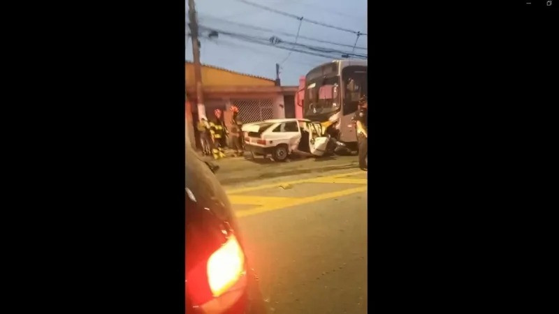 Acidente entre carro e ônibus deixa três pessoas mortas na zona Leste de SP - (Reprodução)