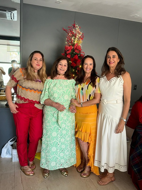 Mãe&Filhos - Um click das queridas Lina Josefina Lages com as filhas Maria Cristina, Adriana Castro e Celina Lages. Chics!!! - (Divulgação)