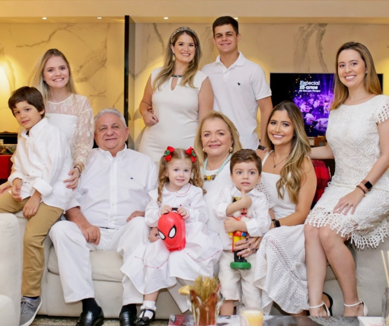 #Family - Parabéns para o aniversariante de hoje (11); Segisnando Ferreira de Alencar!!! Na foto com a família reunida. Chics!!! - (Divulgação)